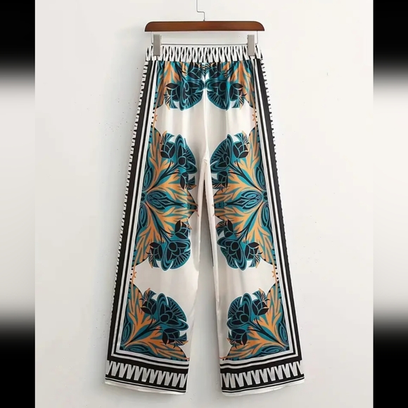 Woman Ethnic print two piece set (M top, L bottom) - Picture 3 of 7